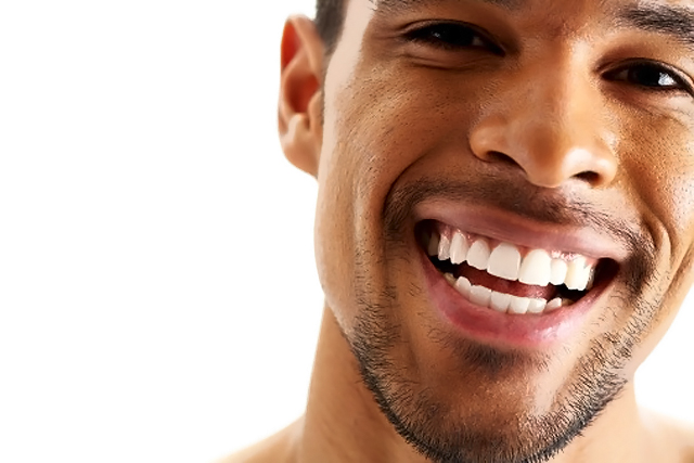 Los hombres que sonríen tienen más posibilidades de encontrar pareja