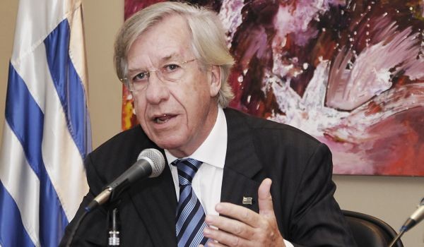 Ministro de Economía de Uruguay se esperanza con que Macri sea menos «proteccionista»