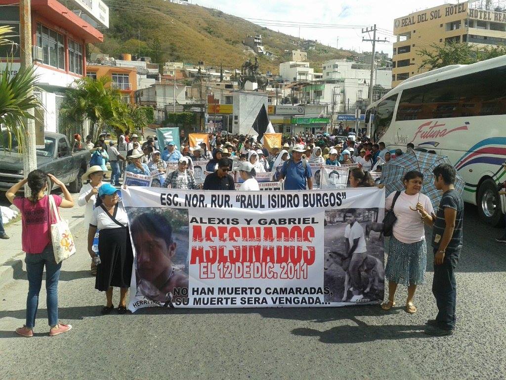 Marchan en memoria de normalistas asesinados en Chilpancingo