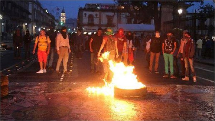 Se enfrentan Normalistas y policías en Michoacán