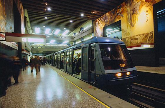 Diputado Teillier llama a mantener derechos de adultos mayores en el Metro de Santiago