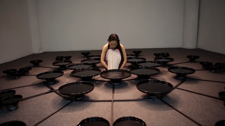 Esta artista manipula 48 recipientes de agua con su mente