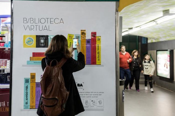 Se instaló la primera biblioteca virtual en el subte porteño