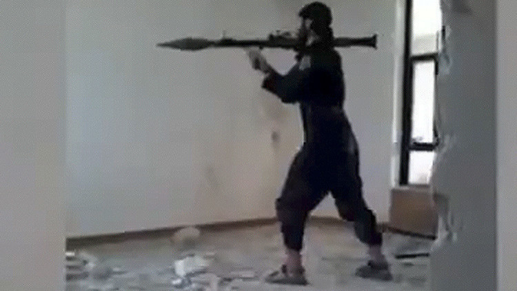 Brutal video: Un terrorista del EI se explota mientras dispara un lanzacohetes