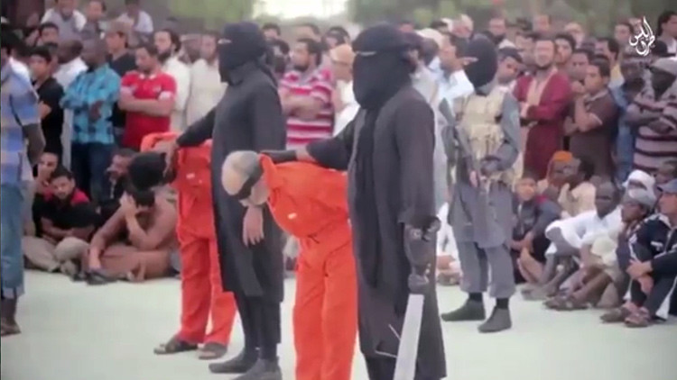 FUERTES IMÁGENES: El Estado Islámico decapita a dos ‘hechiceros’ en Libia