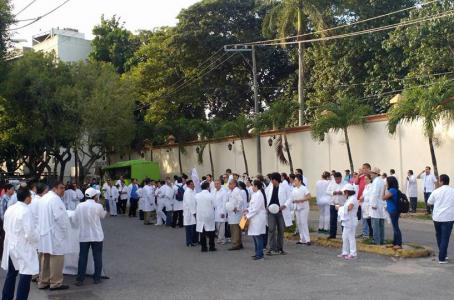 Marchan médicos en Tabasco para exigir mejoras laborales