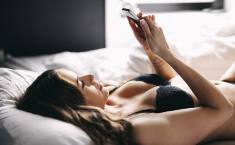 6 frases hot que tu pareja está esperando que le digas