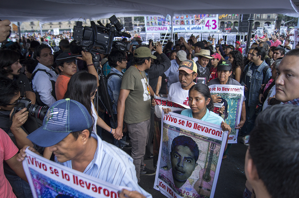 Familiares de los 43 Normalistas levantarán plantón frente a Los Pinos este martes