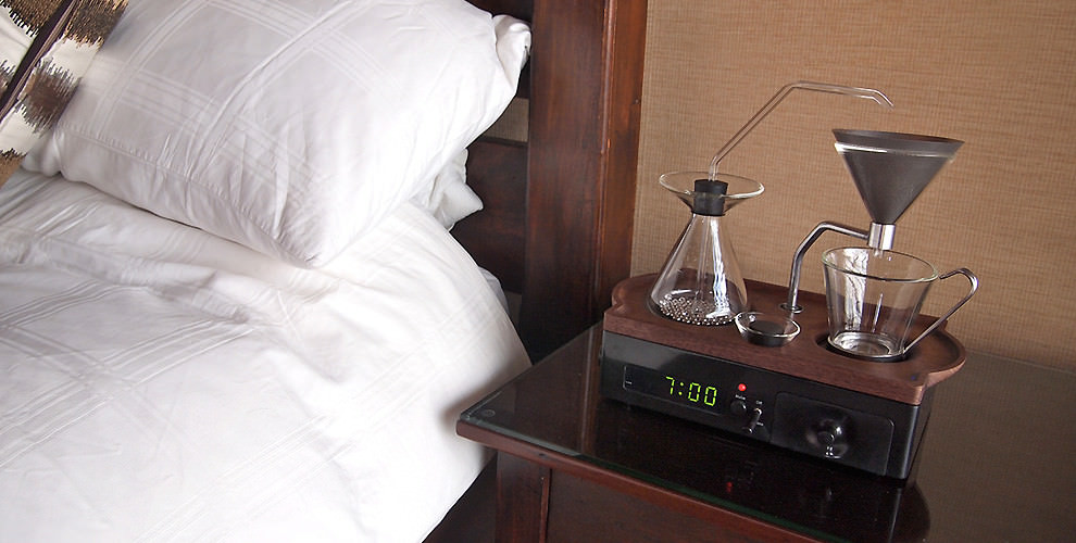 Un reloj despertador que te prepara el café en tu mesita de luz
