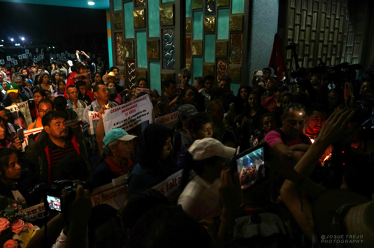 Padres de los 43 protestan acudiendo a la Basílica de Guadalupe