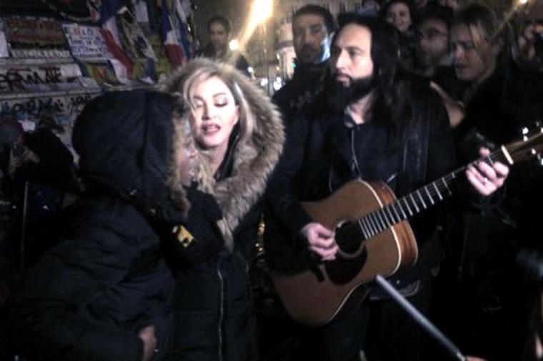 Madonna cantó en París en memoria de las víctimas del atentado