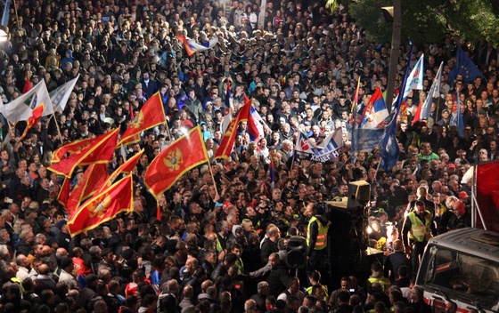 Queman bandera de la OTAN en Montenegro y convocan protestas para el sábado