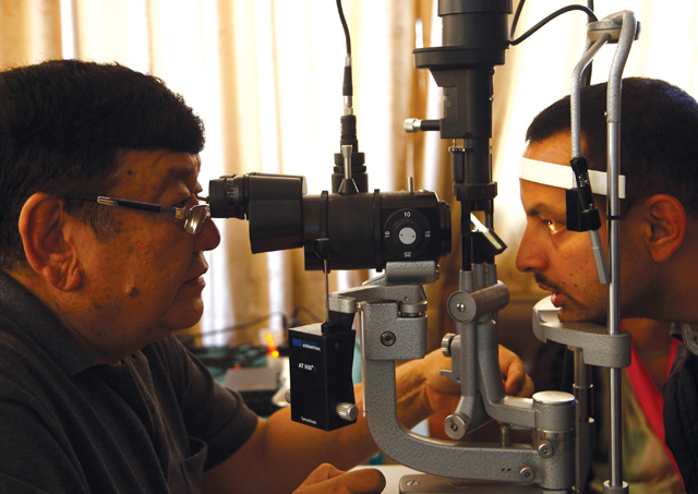 Doctor Nepalí Cura la Ceguera en sólo 5 Minutos ¡Y a muy bajo costo!
