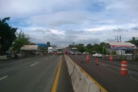 Protestas de la CNTE y normalistas en ascenso por la liberación de sus compañeros