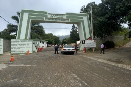 Trasladan a maestros a campos militares para presentar evaluación