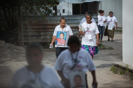 Madres de migrantes centroamericanos buscan en penales del Istmo a sus hijos