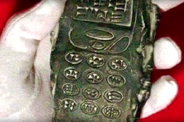Un «celular de hace 800 años» tiene vueltos locos a los teóricos de las conspiraciones