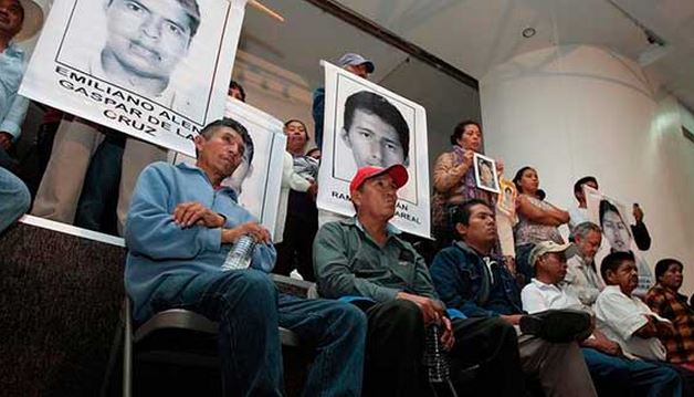 Se reúnen padres de Ayotzinapa y expertos del GIEI con Osorio Chong en Acapulco