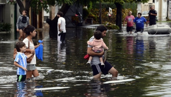 Más de 170 mil evacuados dejan inundaciones en Suramérica