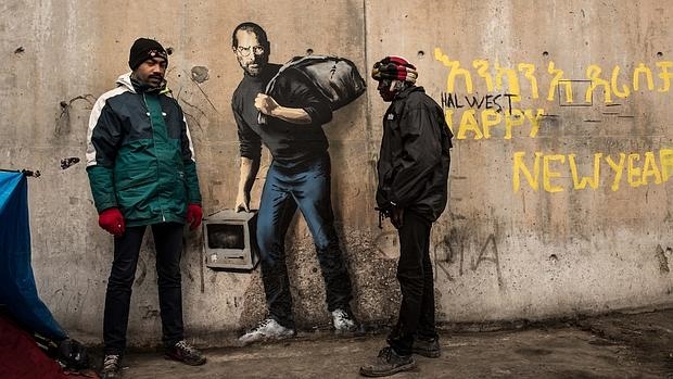 Banksy lanza potente mensaje y pinta a Steve Jobs como refugiado sirio