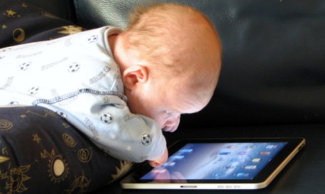 Estudio confirma que los juguetes electrónicos limitan las capacidades verbales y sociales de los niños