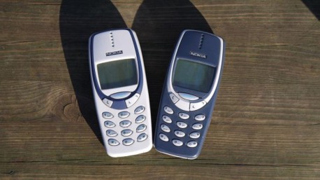VIDEO: un youtuber comprueba la dureza de un Nokia 3310 pasándole un tanque por encima