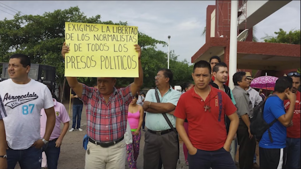 Juez otorga libertad a 22 normalistas detenidas en Michoacán