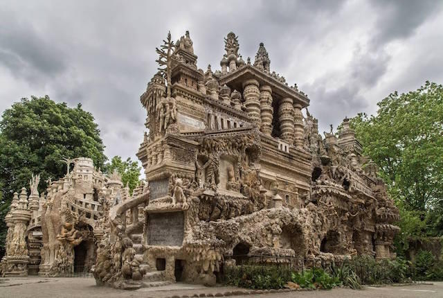 De día repartía cartas y de noche construía su casa con las piedras que juntaba en el camino