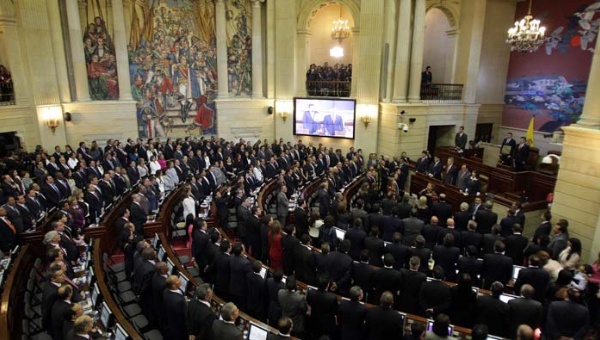 Senado aprueba plebiscito para acuerdos de paz en Colombia