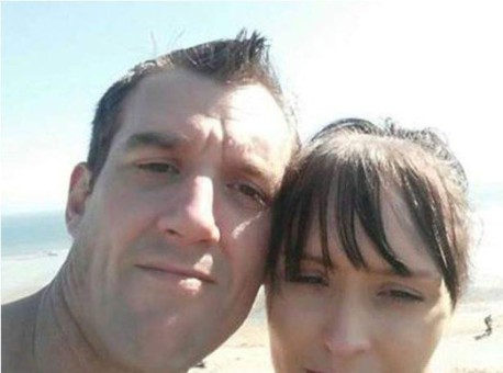 Una joven consigue escapar de su tumba tras ser estrangulada por su pareja y enterrada viva