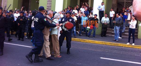 Normal de Veracruz, exige cese a funcionarios que ordenaron represión a jubilados