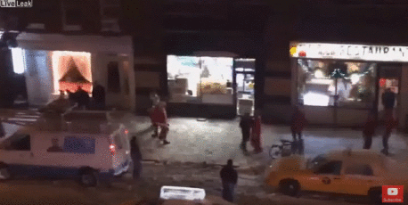 YouTube: La brutal pelea de los viejitos pascueros que se sacan la chucha en las calles de Nueva York