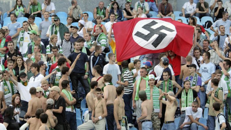 Dos hinchas ingleses no podrán volver a un estadio por hacer gestos nazis