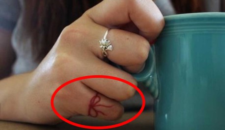 Si ves a alguien con un tatuaje de un hilo rojo en su dedo significa esto