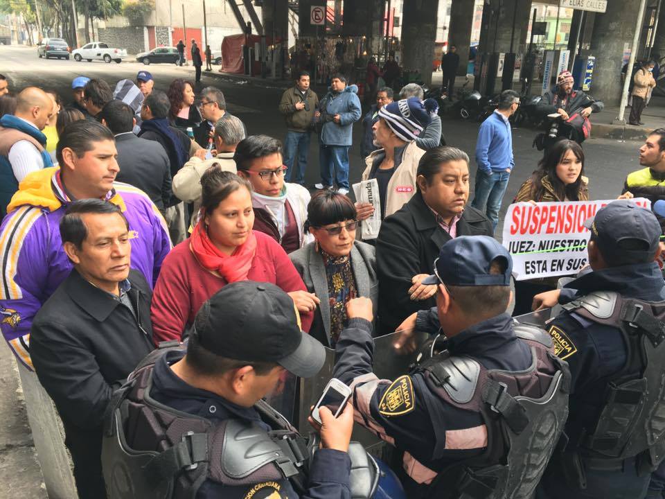 Protestan vecinos de Iztacalco y les mandan a los granaderos