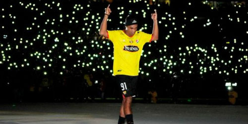 Ronaldinho revoluciona Ecuador al aparecer en fiesta de Barcelona