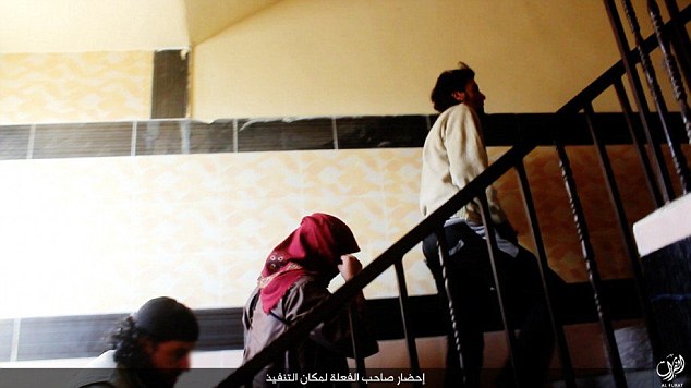Terribles imágenes: El Estado Islámico ejecuta brutalmente a un hombre acusado de ser homosexual