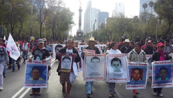 México: familiares de los 43 de Ayotzinapa exigen justicia al Gobierno