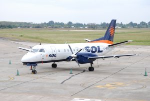 Los trabajadores de la Aerolíneas Sol acampan en Aeroparque