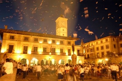 Quien bombardeara La Moneda con poemas, lanza libros en Centro Arte Alameda