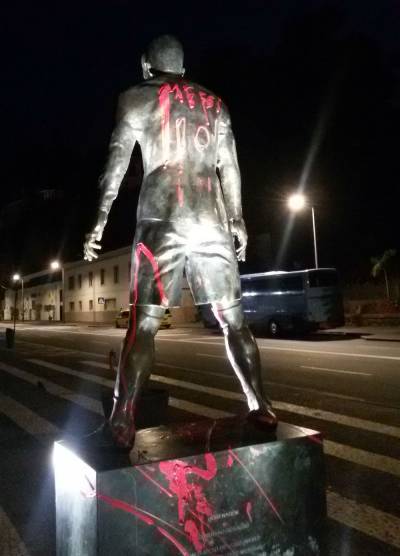 Pintan estatua de Cristiano Ronaldo con nombre de Lionel Messi