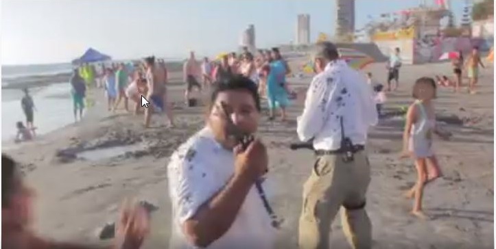 (Video) Inspectores municipales reciben «ataque arenero» tras botar empanadas a vendedor ambulante