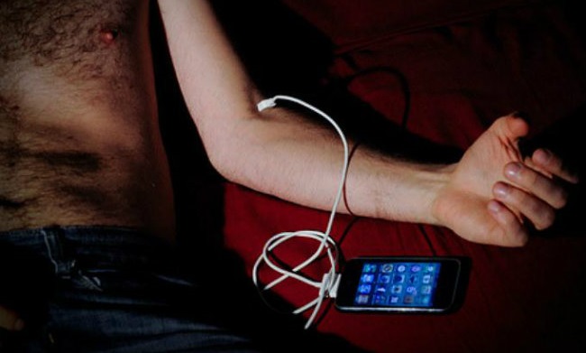 Nomofobia: 9 de cada 10 chilenos no pueden dejar de revisar el celular antes de irse a dormir