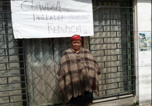 Comuneros exigen renuncia de la directora de la Conadi y por eso ocupan las oficinas del organismo de asuntos indígenas
