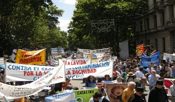 Argentina: organizaciones sociales y ambientalistas protestan ante las medidas de Macri a favor de la minería y los transgénicos