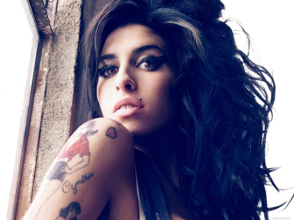 Redescubrimos una increíble versión acústica de «Back to Black» de Amy Winehouse
