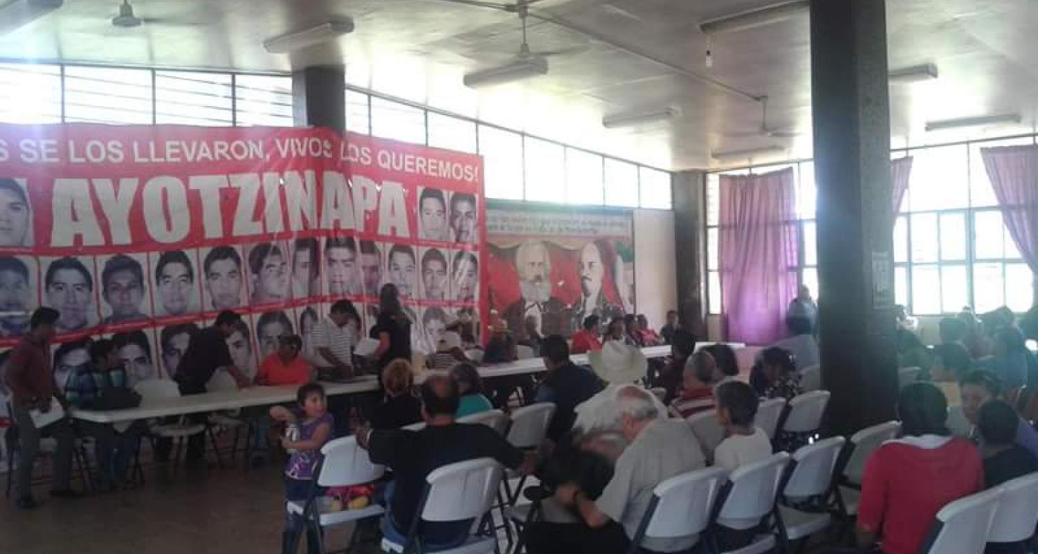 Acuerdan caravanas y ‘Encuentro Nacional por la Indignación’ en asamblea de Ayotzinapa