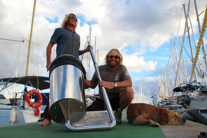 VIDEO: Surfistas australianos crearon un método para limpiar el mar con un tarro de basura