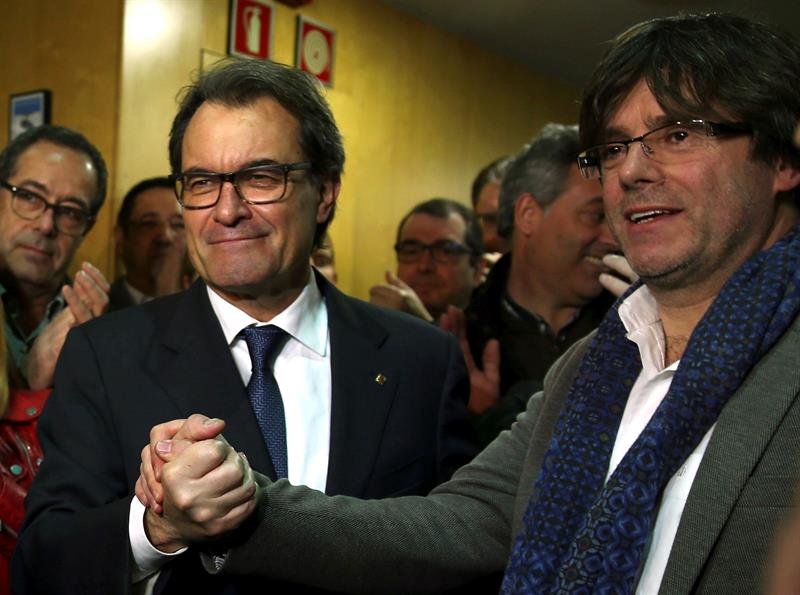Cataluña: Acuerdo in extremis y con renuncias facilita formación de gobierno independentista