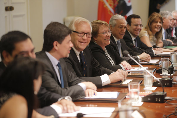 Maquilladas sonrisas tras el primer consejo de gabinete en La Moneda